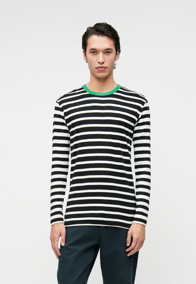 Langermet stripete skjorte i svart og hvitt med grønn krage. Har horisontale striper og er laget av et mykt, teksturert stoff.