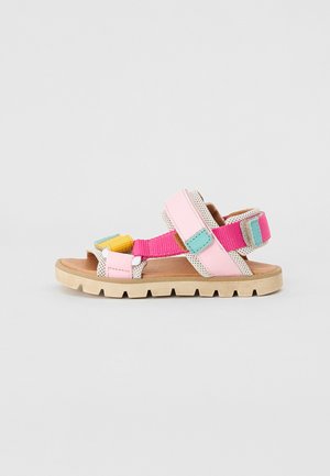 Fargerik sandal med rosa, gul og turkise stropper, med et teksturert og pustende design samt en lett, robust såle.