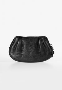 Pochette in pelle nera con superficie testurizzata, chiusura a zip, forma arrotondata e dettagli plissettati sulla parte frontale. Design compatto e portatile.