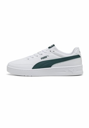 Baskets basses blanches avec bande verte Puma, fermeture à lacets et logo Puma sur le côté, présentées sur fond blanc uni.