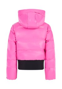 Rosa aufblasbare Jacke mit Kapuze, glänzender Oberfläche, horizontal gestepptem Design und einem kontrastierenden schwarzen Taillenbund.
