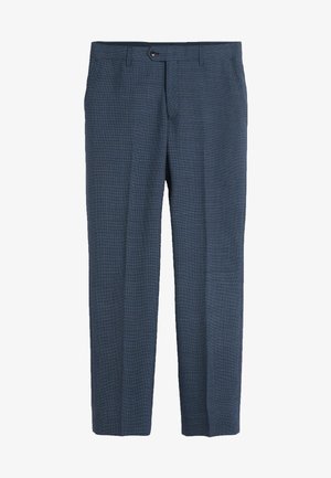 Męskie, granatowe, dopasowane spodnie wizytowe z bocznymi kieszeniami, szlufkami na pasek, zapięciem na guziki z przodu i suwakiem, ułożone płasko na białym tle.