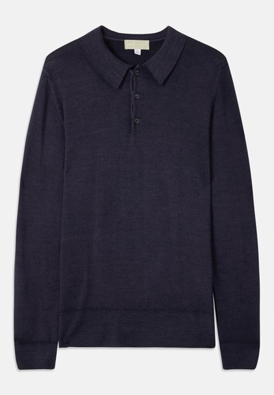 Polo de manga longa azul marinho com colarinho, três botões pretos e um tecido texturizado. Punhos e bainha canelados com um corte reto.