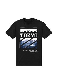 Svart t-shirt med en grafisk design som har "TOKYO" i fet vit text, en stadsbild och detaljer i blå och vita diagonala ränder.