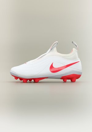 Chaussure de football blanche avec virgule Nike rouge, crampons rouges et languettes à l’arrière et sur la languette, présentée de profil sur fond uni.