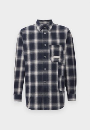 Cămașă din flanel în carouri bleumarin și gri deschis. Are guler, închidere cu nasturi și buzunar pe pieptul stâng. Textură moale.