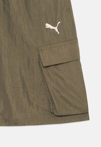 Maslinasto zelene cargo kratke hlače od teksturirane tkanine, s bočnom džepom i bijelim izvezenim Puma logom na lijevoj nozi.