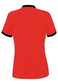 Rode polo-shirt met korte mouwen, voorzien van een zwarte kraag en zwarte mouwboorden. Gemaakt van gladde, lichtgewicht stof met een eenvoudig ontwerp.