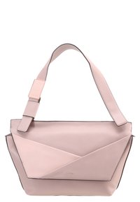 Borsa a tracolla in pelle rosa con un design geometrico, dotata di una fascia larga e cuciture a contrasto lungo i bordi.