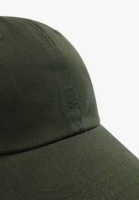 Mørkegrøn baseballkasket med en tekstureret overflade, prydet med et diskret broderet kranie-design og syede accentlinjer på brim.