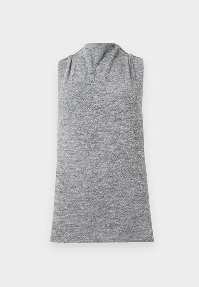 Sivý bezrukávový top vyrobený z jemnej textúrovanej látky; má vysoký golier a hladké záhyby. Jednoduchý, minimalistický dizajn.