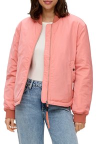 Chaqueta bomber rosa con cierre de cremallera, puños acanalados y bolsillos laterales. Fabricada en un tejido suave con un acabado brillante.