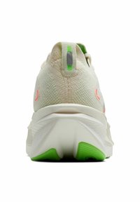 Scarpa da corsa leggera di colore crema con tessuto testurizzato, dettagli verdi e rosa, tallone imbottito e suola curvata per un migliore ammortizzamento. Vista dal retro.