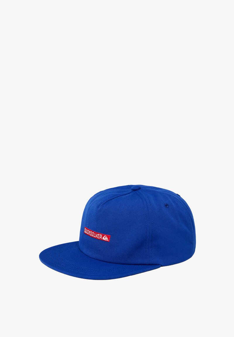 Gorra azul hecha de algodón con visera plana. Presenta una etiqueta de logo roja con "QUICKSILVER" en el frente. Diseño sencillo, construcción de seis paneles.