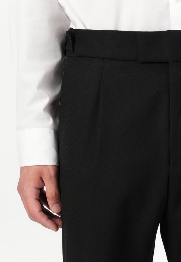 KARL TEAGAN SET - Suit3