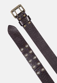 Ceinture en cuir brun foncé avec une finition texturée, boucle en laiton et plusieurs œillets en métal pour l'ajustement, avec une extrémité effilée.