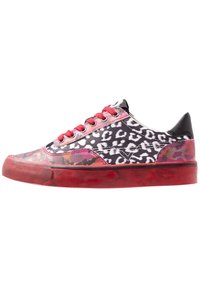 Baskets avec un tissu à imprimé léopard en noir et blanc, accents rouges et une semelle en caoutchouc rouge translucide. Dotées de lacets rouges et d'un col rembourré.