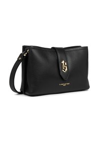 Borsa a mano in pelle nera con superficie testurizzata, dotata di una patta centrale e accessori in tonalità oro. Nome del marchio "LANCASTER" impresso in oro.