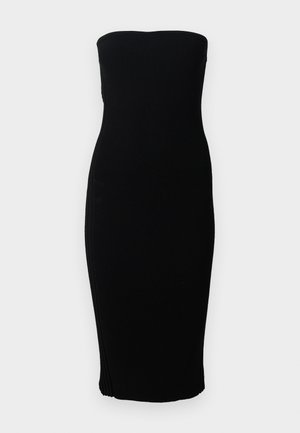 Fekete, pánt nélküli, bordázott midi ruha, amely illeszkedő szabású, egy sima fehér háttér előtt látható.