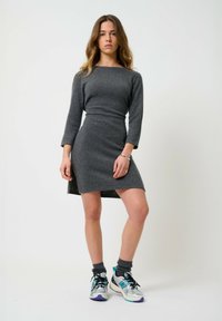 Authentic Cashmere AUTHENTIC CONISTON BELTED ROUND-NECK  - Abito in maglia - mottled anthracite