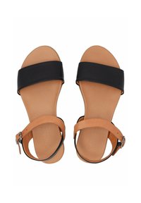 Leren sandalen met een brede zwarte strap en een tan enkelband met een gesp. Glad zool en een minimalistisch ontwerp.