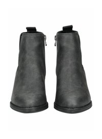 Černé kotníkové boty vyrobené z texturované kůže, s hladkým povrchem, bočními zipovými uzávěry a nízkou, silnou podrážkou.