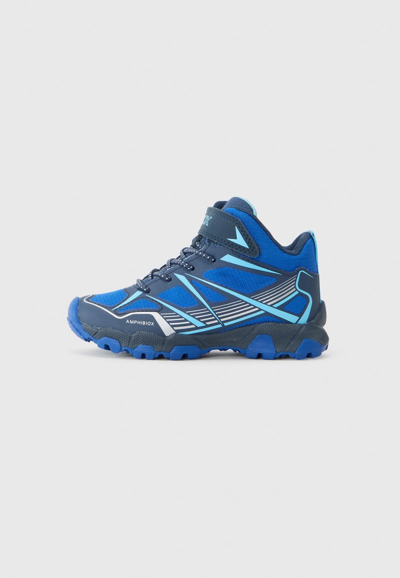 Des chaussures de randonnée bleues avec un design texturé, une tige synthétique, une semelle en caoutchouc, une sangle ajustable et des accents bleu clair contrastants.