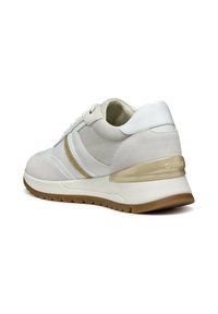 Sneaker bianca e grigio chiaro con materiali in pelle scamosciata e rete, caratterizzata da una striscia dorata, suola in gomma e dettagli testurizzati. Marchio Geox sul tallone.