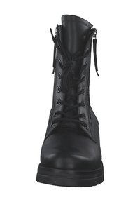 Zwarte leren veterschoenen tot de enkel met een ronde neus, voorzien van een zijrits, een gestructureerd oppervlak en stevige rubberen zolen.