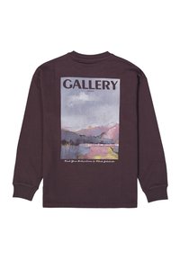 Donkerpaarse sweater met lange mouwen, met een vooraanzicht van bergen en water en het woord "GALLERY" in vetgedrukte tekst.