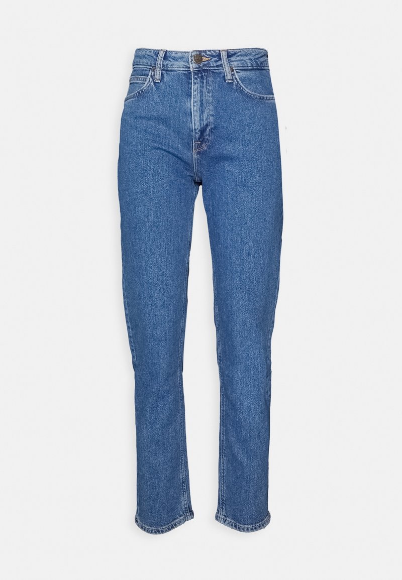 Jean bleu taille haute à jambe droite, avec poches avant, passants de ceinture, fermeture par bouton et fermeture éclair sur un fond uni.