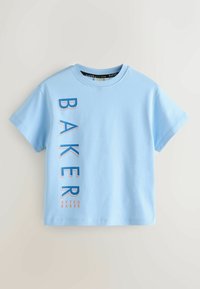 Helehall sinine puuvillane T-särk lühikeste varrukatega, millel sinise ja oranži värviga vertikaalselt trükitud sõna "BAKER". Ümmargune kaelus, vaba lõikega.