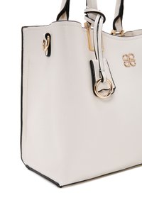 Borsa a tote in pelle bianca con accenti neri, dotata di hardware dorato e un logo. Ha due manici e una forma quadrata e strutturata.