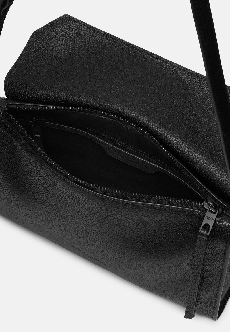 Schwarze Leder-Schultertasche mit strukturierter Oberfläche, ausgestattet mit einem Reißverschluss und einer Innentasche. Akzente setzen ein dezentes Logo auf der Außenseite.