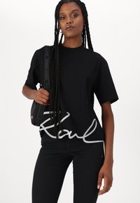 KARL LAGERFELD OVERSIZED SIGNATURE HEM - Lihtne T-särk - black