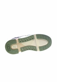 Suela de zapatilla con un patrón de tacos de goma verde, mediación beige, que presenta logotipos y ranuras para agarre y flexibilidad.