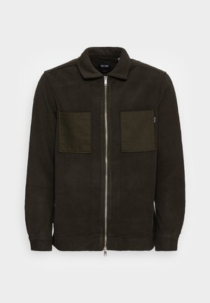 Dunkelgrüne Fleecejacke mit durchgehendem silbernem Reißverschluss vorne, zwei großen quadratischen Brusttaschen, langen Ärmeln und Kragen.