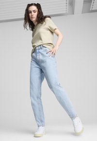 Puma CARINA 2.0 - Sportcipő - white- gold-alpine snow