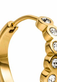 Goldene Creolen mit wellenförmigem Design, verziert mit kleinen klaren Strasssteinen entlang einer Kante und einem sicheren Verschlussmechanismus.