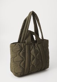 Bolsa tote acolchada de color verde con lados acolchados, que cuenta con dos asas resistentes y una superficie texturizada. Forma rectangular compacta sin cierres.