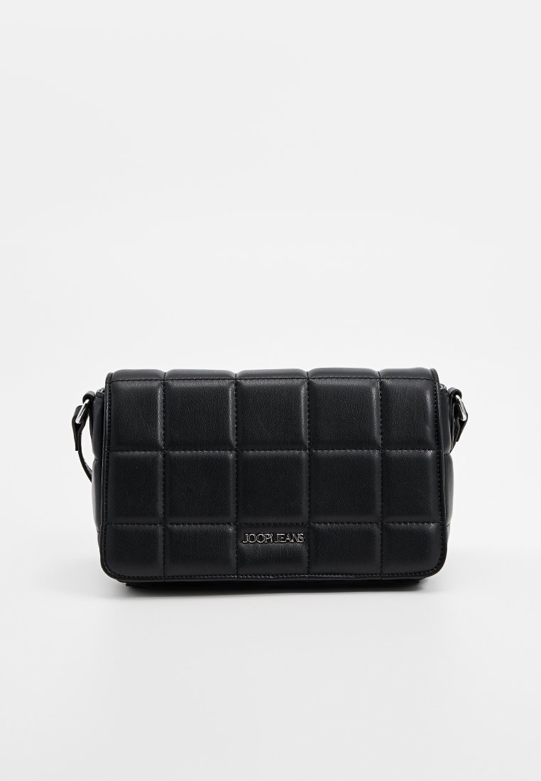 Czarna pikowana torba crossbody o gładkim skórzanym wykończeniu, z logo marki z przodu i regulowanym paskiem.