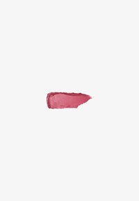 Muestra de lápiz labial cremoso en color rosa empolvado con textura suave, aplicado en una línea curva sobre un fondo blanco.
