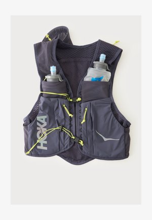 Gilet d'hydratation de course bleu foncé avec deux bouteilles d'eau à l'avant, dos en mesh, cordons jaunes réglables et logos de marque sur les poches avant.