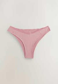 Roza rebrasta tanga donje rublje s glatkim pojasom i minimalističkim dizajnom, s mekim materijalom i visoko izrezanim otvorima za noge.