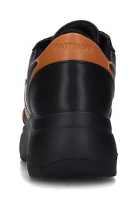 Sneaker nera con tacco arrotondato, caratterizzata da un accento in pelle color tan sul retro e una superficie testurizzata. Logo impresso sul tacco.