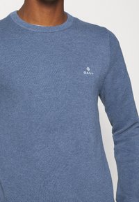 GANT Stickad tröja - mottled light blue
