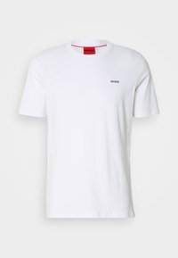 Wit katoenen T-shirt met korte mouwen, een ronde halslijn en een zwart "HUGO"-logo op de borst. Heeft een contrasterend rood binnenlabel.