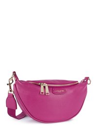 Borsa a tracolla in pelle rosa con forma curvata, chiusura con zip dorata e tracolla regolabile. Presenta un logo del marchio sul frontale.
