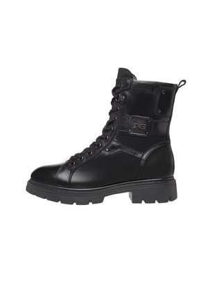 Botas de tobillo con cordones en negro, hechas de cuero suave, con un cuello acolchado, suela de goma, detalle del logotipo y ojales de metal.