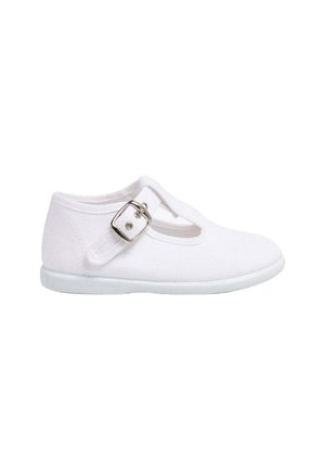 Scarpa bianca in tela con design a T, dettaglio della fibbia argento e suola bianca flessibile. Struttura semplice e leggera.